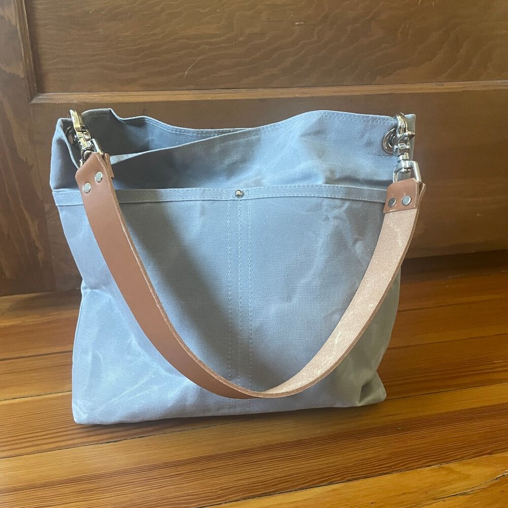 Stylish Gray Tote Bag with Tan Strap